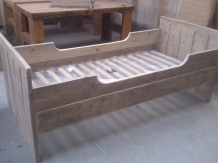 Steigerhouten bed instap